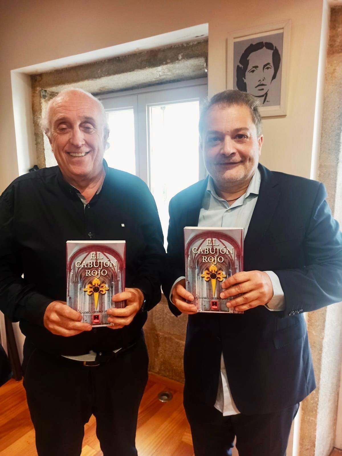 Alejandro Otero (dcha.) y Juan Carlos Díaz, con un ejemplar de ‘El cabujón rojo’