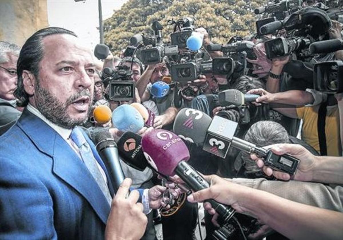 Cobrador 8 Álvaro Pérez, ’el Bigotes’, al sortir dels jutjats de València el 8 de maig passat. Cobrador 8 Álvaro Pérez, ’el Bigotes’, al sortir dels jutjats de València el 8 de maig passat.