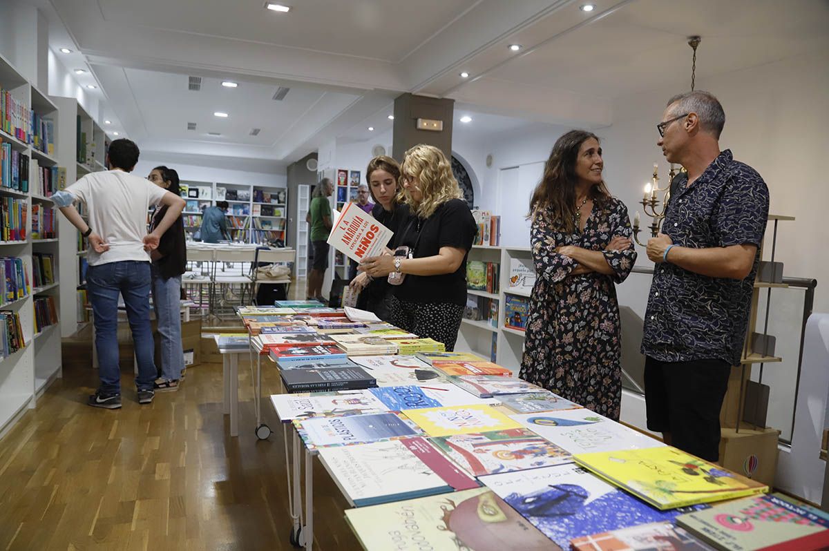 Librería pequeña Aida