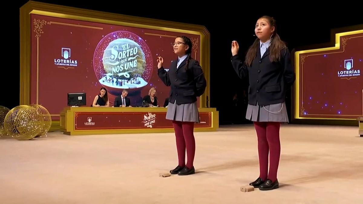 Dos Niñas de San Ildefonso anuncian un quinto premio en la Lotería de Navidad 2025.
