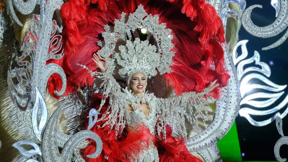 Carla Benítez González, reina del carnaval de los ritmos latinos de Maspalomas
