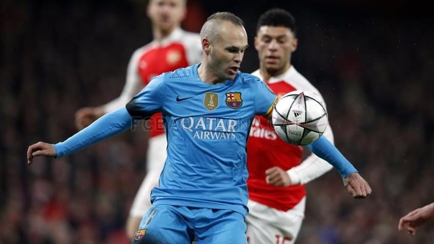 Iniesta en una ugada del partit