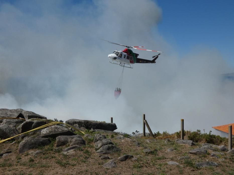 Las exhaustas labores de extinción del incendio de Cangas. // S. Álvarez