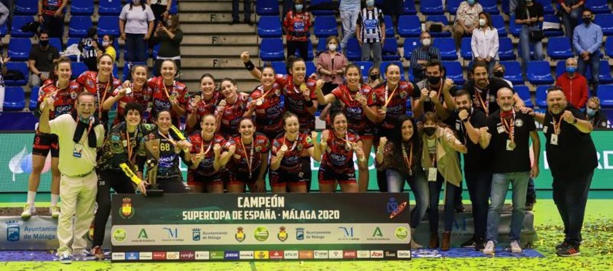 Las panteras, tras ganar la Supercopa.