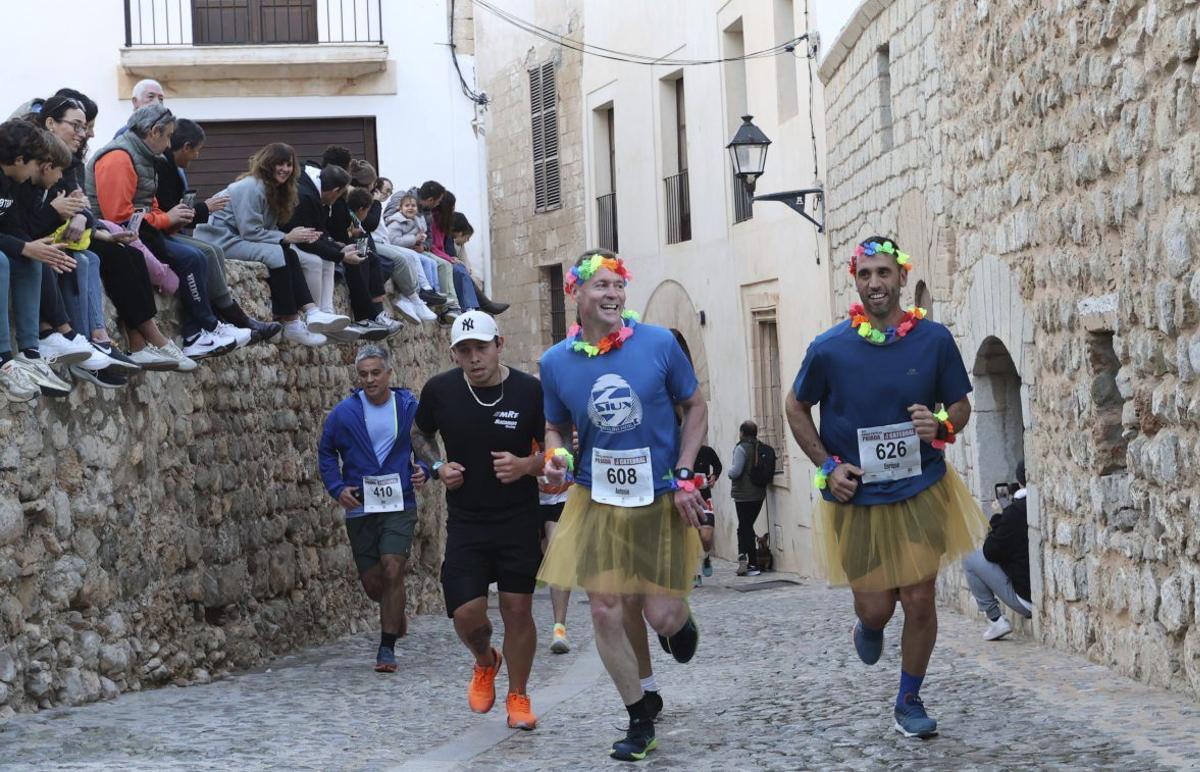 En la Pujada a la Catedral también se otorgan premios a los mejores disfraces. | J.A. RIERA