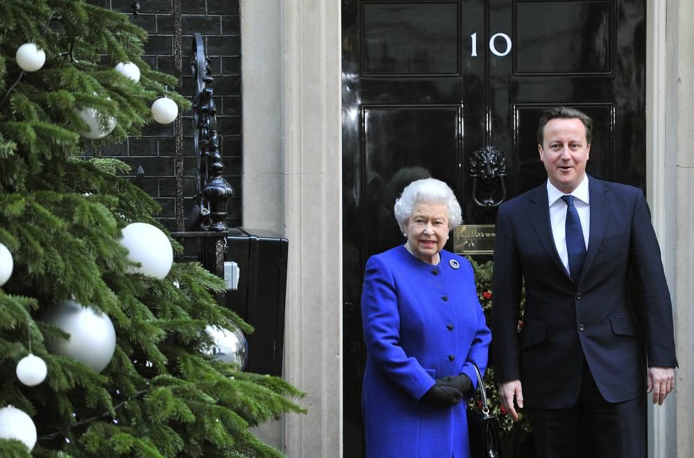 18 de diciembre de 2012. Cameron recibe a la Reina Isabel II con motivo de sus 50 años en trono.