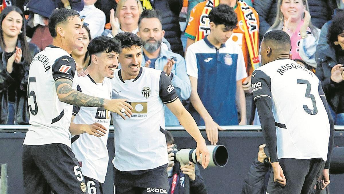 Diego López celebra su gol durante el partido frente al Mallorca, este domingo en Mestalla.