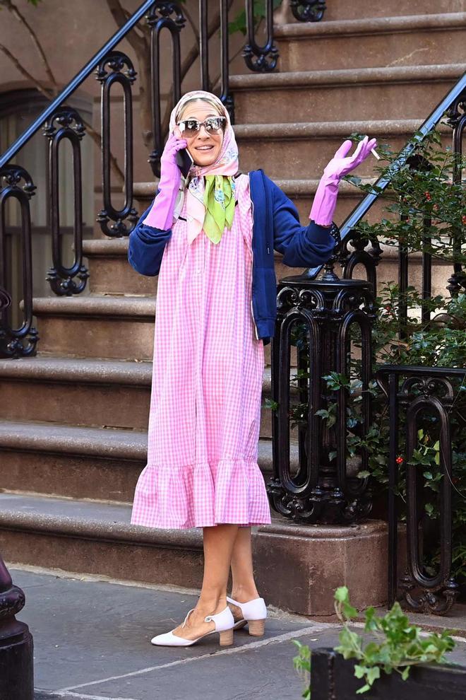 Sarah Jessica Parker, con guantes de goma de limpieza, pañuelo y vestido rosa para 'And just like that'