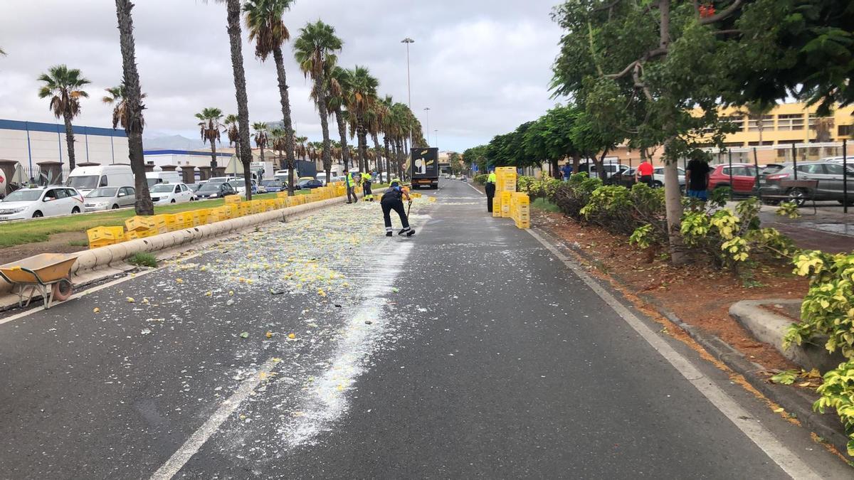 Un camión de refrescos vuelca su carga a la altura de Belén María