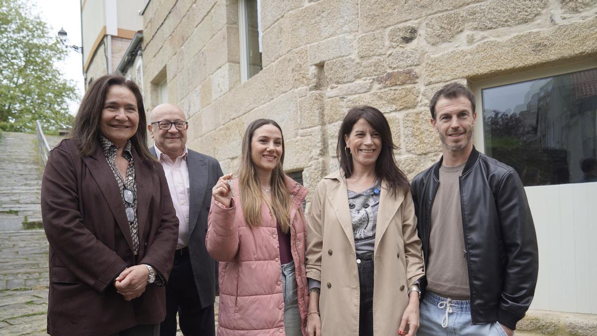 La conselleira María Martínez Allegue entrega las llaves de su nueva casa a una vecina en el Casco Vello.