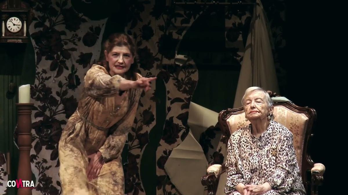 Una imagen de la función teatral que se representa en el Serrano de Gandia