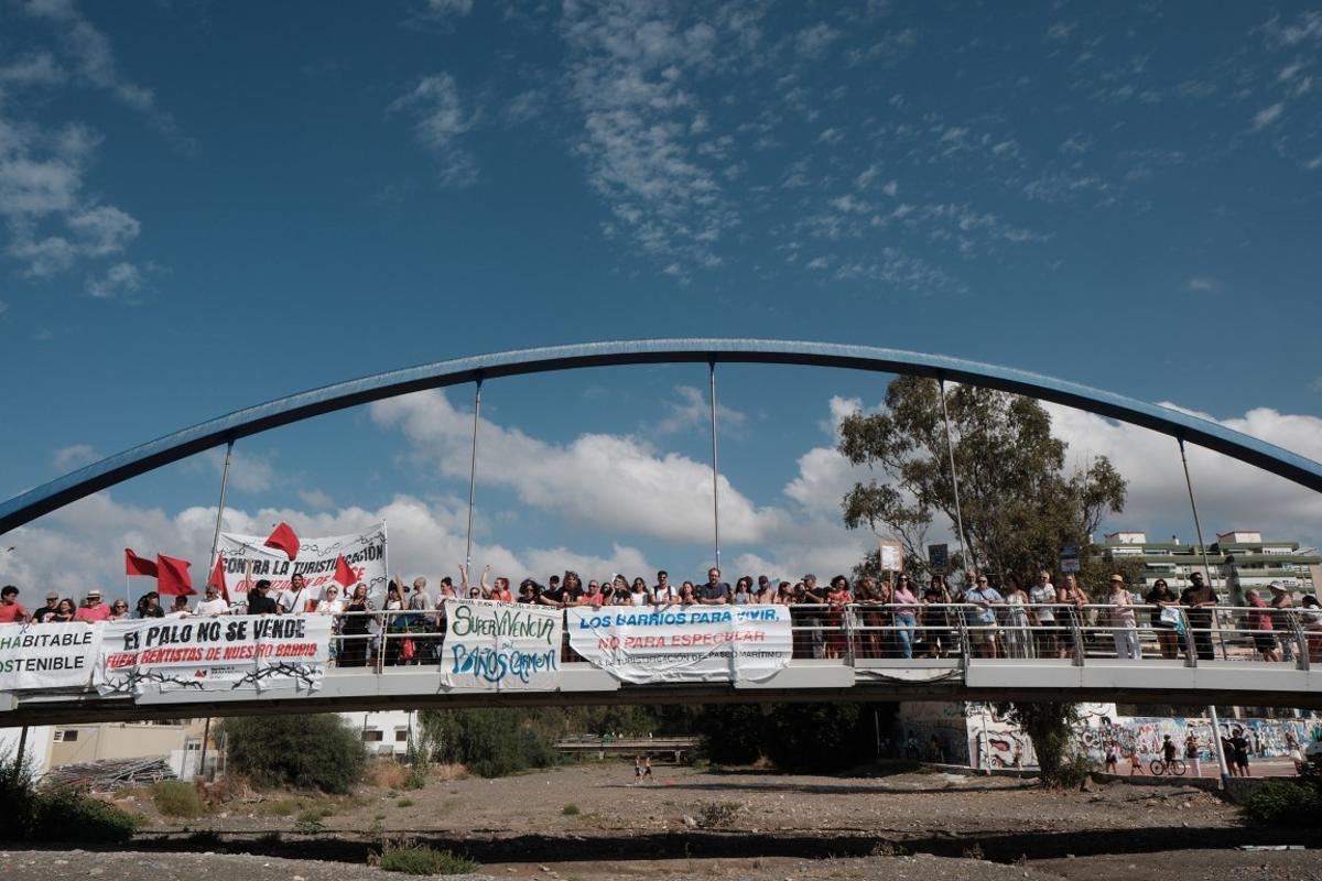 Los manifestantes, en la pasarela del arroyo Jaboneros, en el arranque de la manifestación.