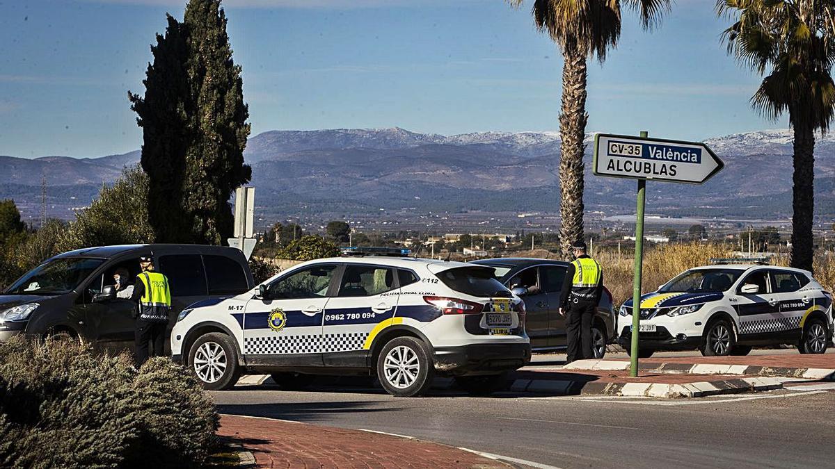 Un control de la Policía 
Local de Llíria, en la entrada 
desde Alcublas.  g.caballero