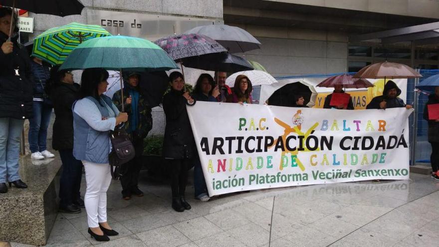 Concentración pidiendo mejoras en el centro de salud de Baltar ante el Concello de Sanxenxo.