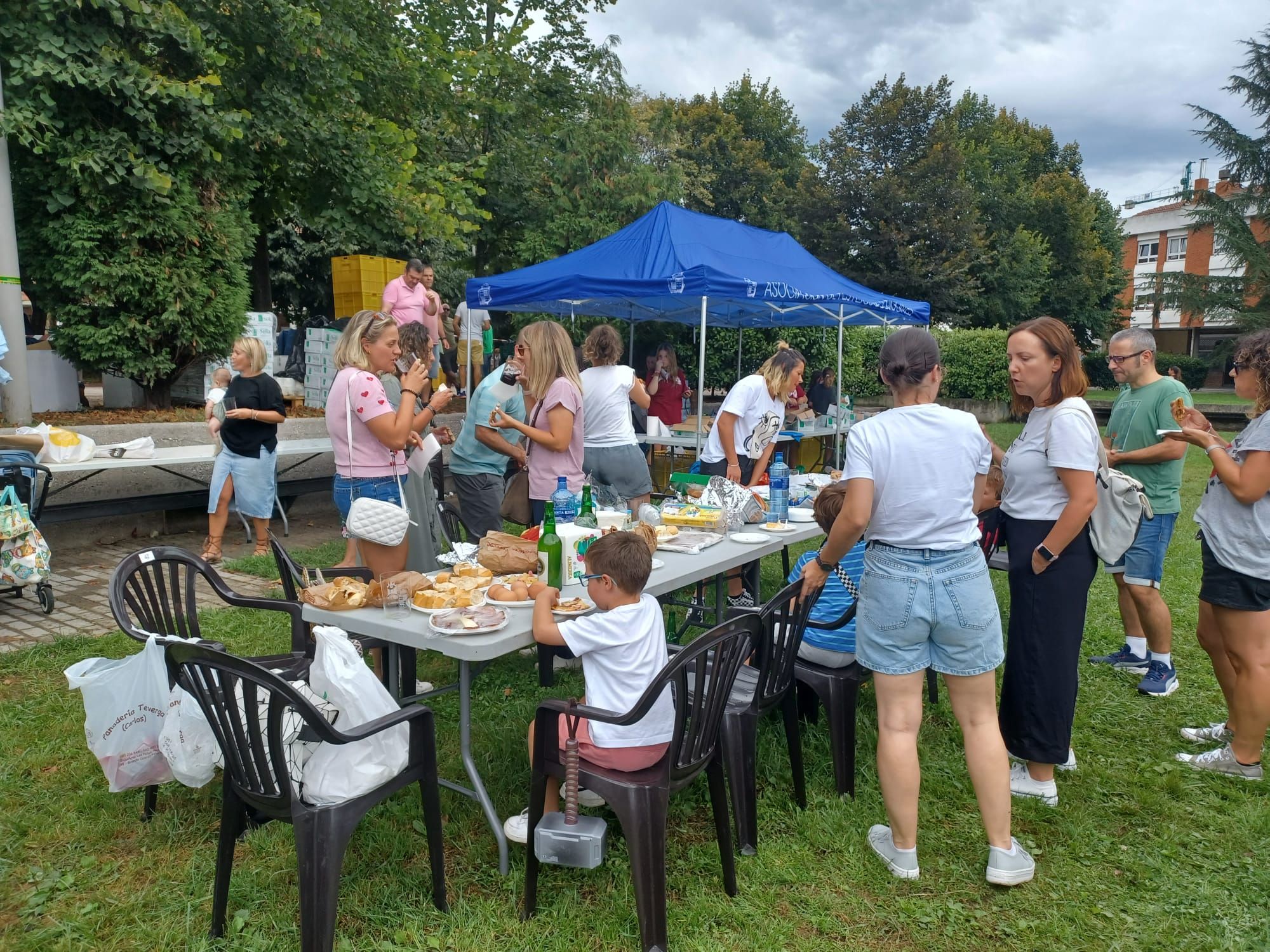 Lugones celebra su comida en la calle: "Que no falte la fiesta, que ya nos hacía falta"