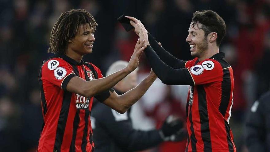 Nathan Ake y Adam Smith, del Bournemouth, celebran el tanto que significó la derrota del Liverpool en el Vitality Stadium. // Reuters