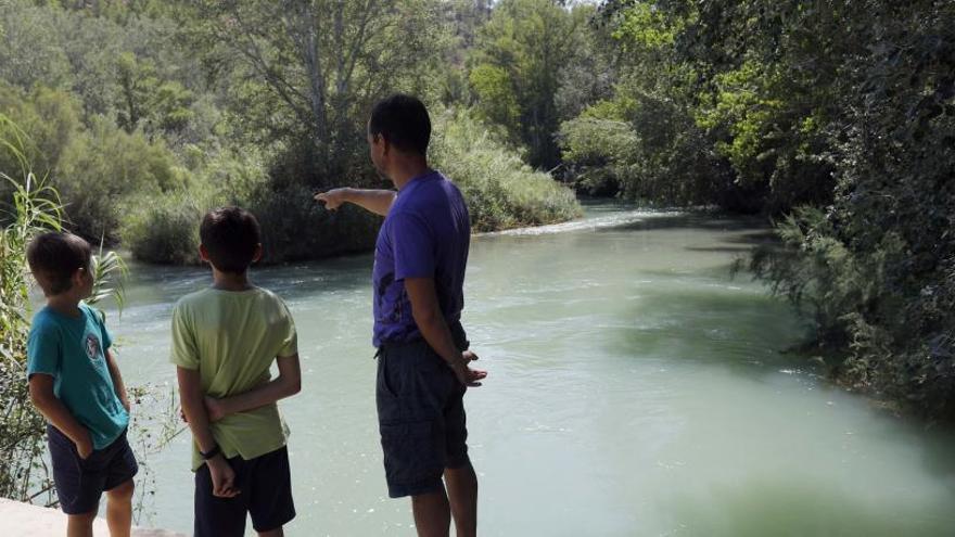 Uno de los tramos del río Cabriel que está siendo rastreado en busca del niño.