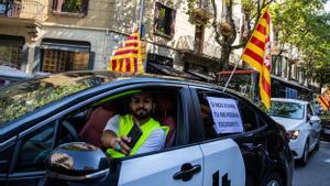 Una de las VTC que el 19 de julio de 2022 participó en una protesta por las calles de Barcelona contra el decreto del Govern que regula las licencias de alquiler de vehículo con conductor