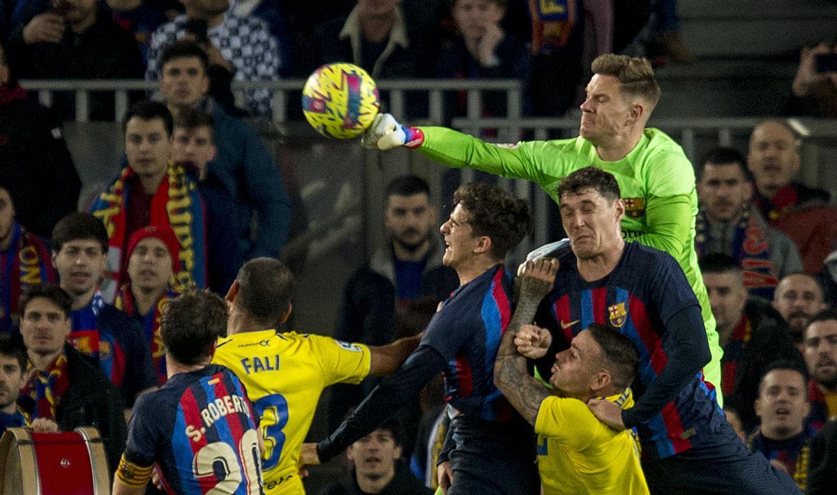 El Barça blinda el triomf contra un Cadis replicador