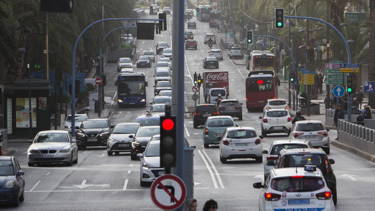 Tráfico en la avenida Alfonso el Sabio, por donde discurrirá el anillo interior de la zona de bajas emisiones