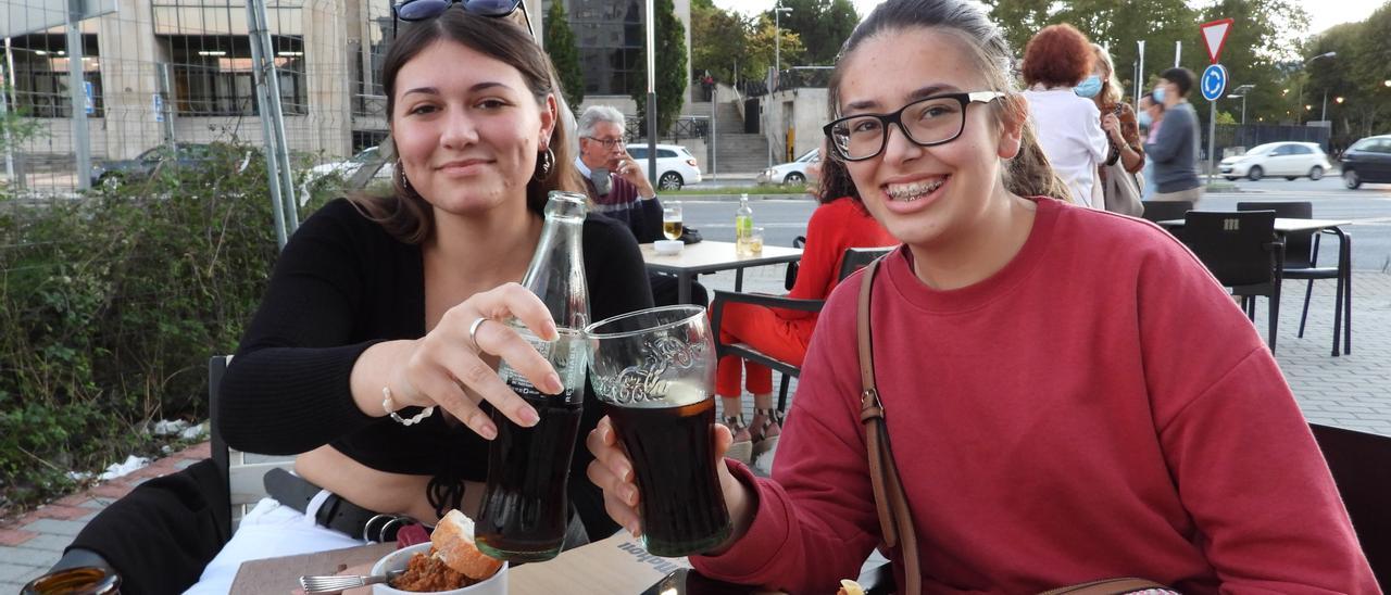 Dos jóvenes celebran la relajación de las restricciones.