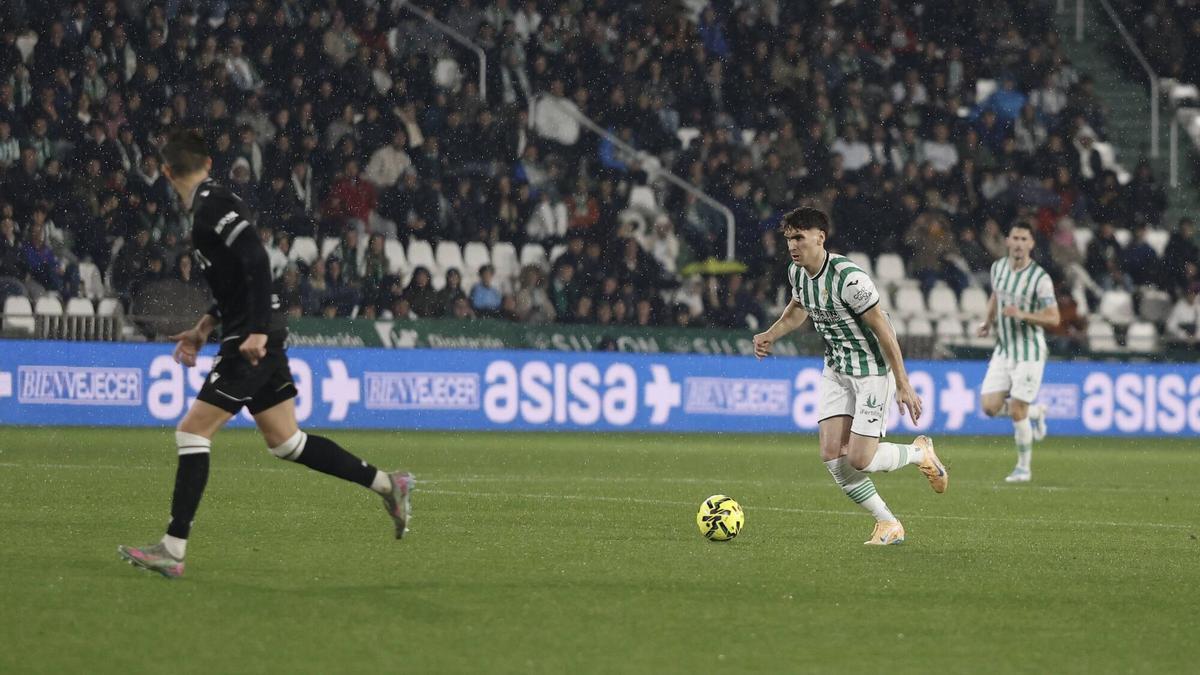 Diego Percan, durante una acción de su debut con el Córdoba CF ante el Burgos.
