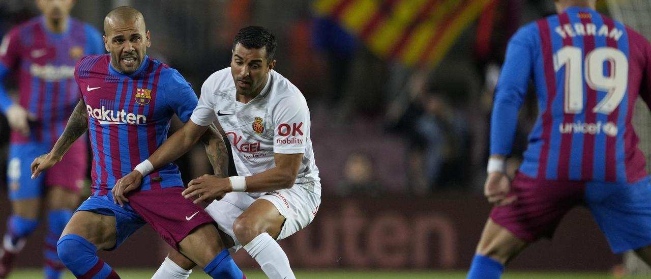 Dani Alves presiona a Ángel Rodríguez en una jugada del encuentro.