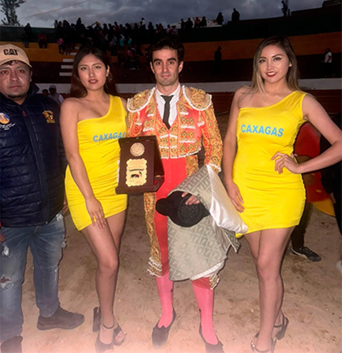 Javier Moreno 'Lagartijo' recibe el Escapulario de Oro en la feria peruana de Cajamarca.