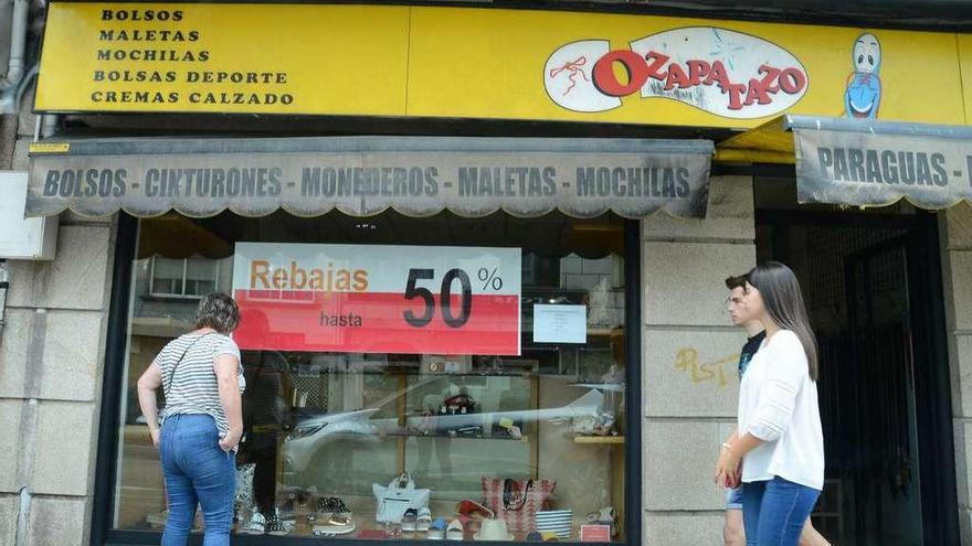 Un cartel anunciando rebajas en un comercio del centro de Cangas. // Gonzalo Núñez