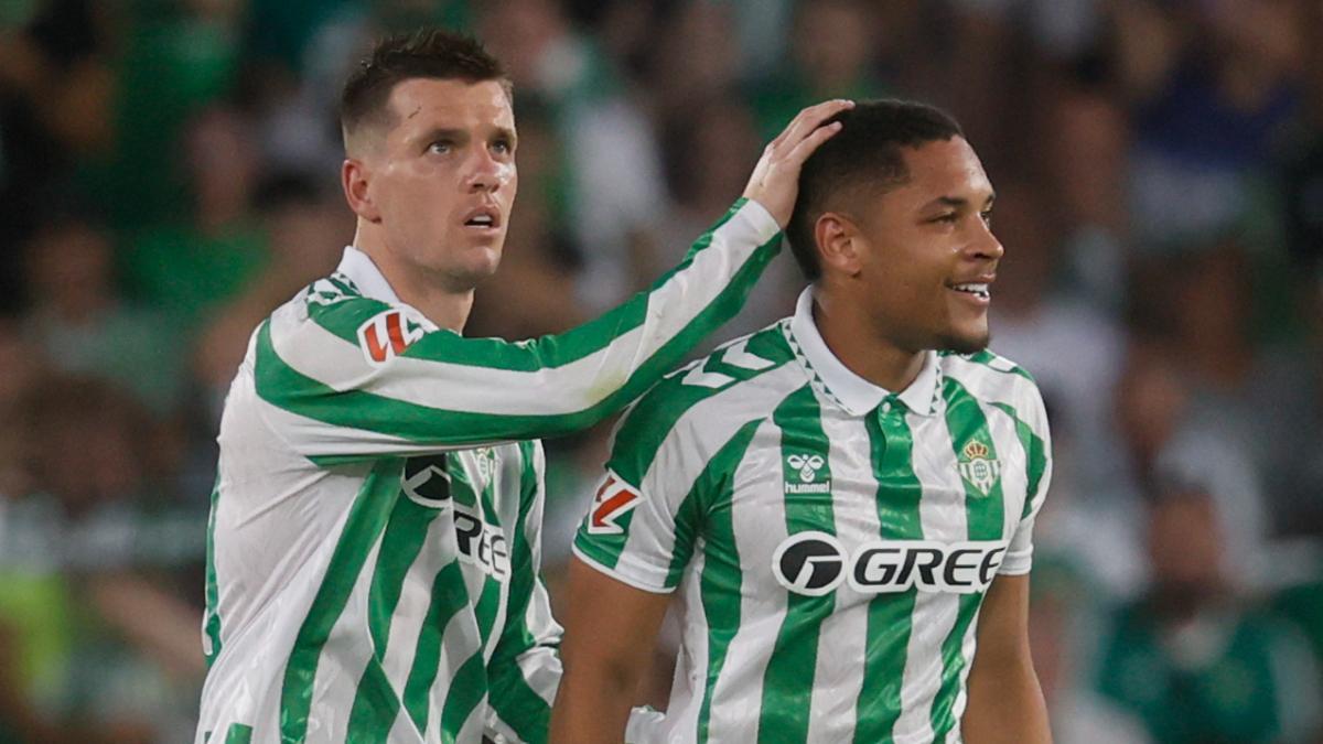 Lo Celso, junto a Vitor Roque tras marcar el gol de la victoria frente al Espanyol