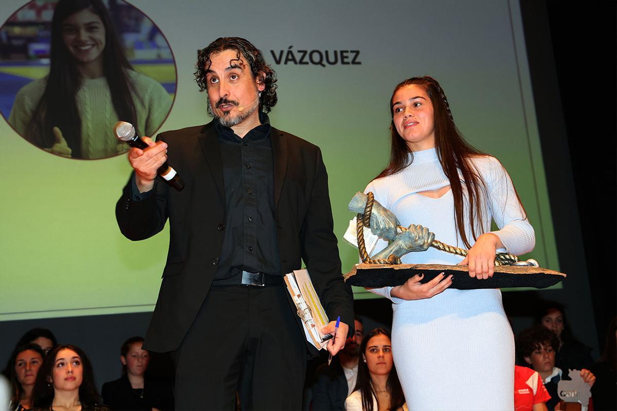 Carlos Tresandí, presentador de la Gala, junto a Laura Vázquez.