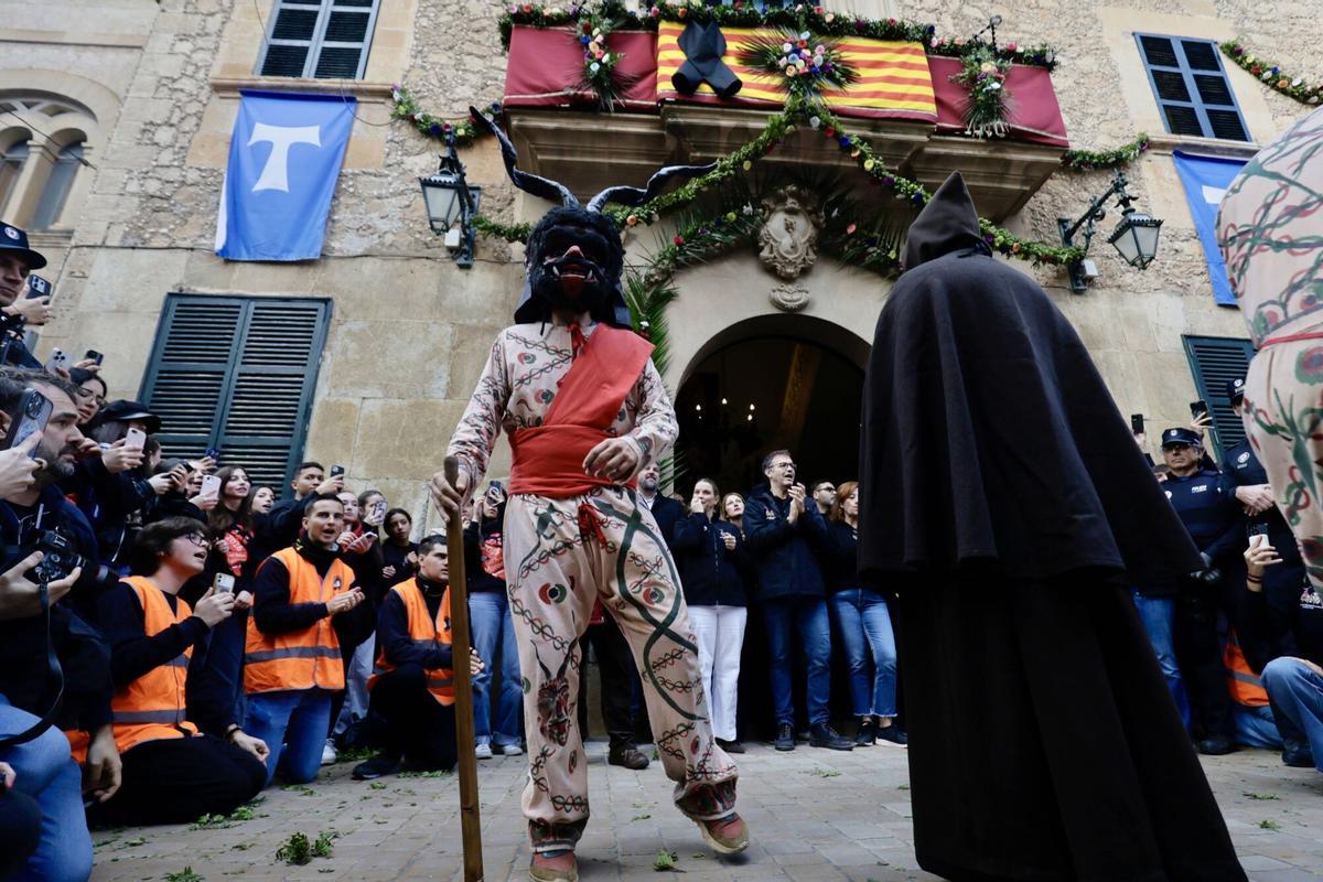 Un Sant Antoni amable y respetuoso llena Manacor de fiesta y humo