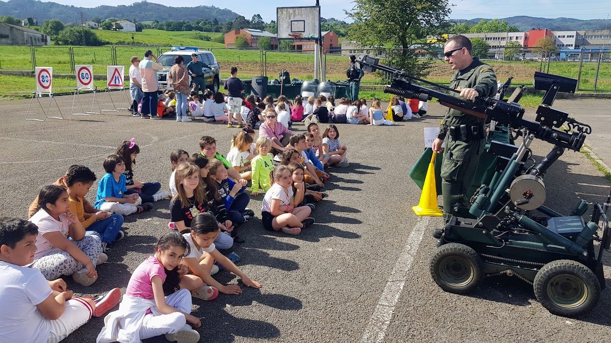 La Guardia Civil, con los escolares de Villaviciosa, "encantados de conocer una profesión tan guapa"