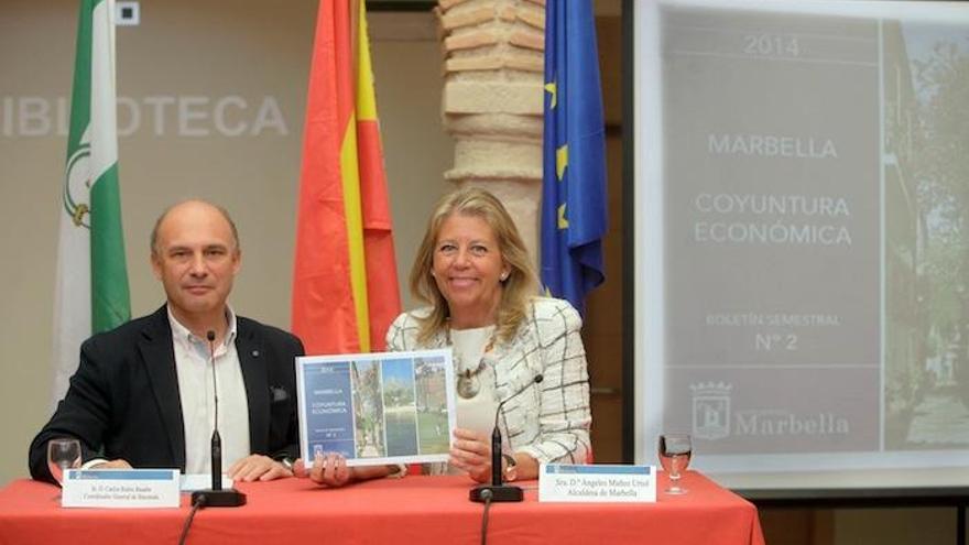 La alcaldesa, Ángeles Muñoz, junto al coordinador de Hacienda, Carlos Rubio, ayer en Marbella.