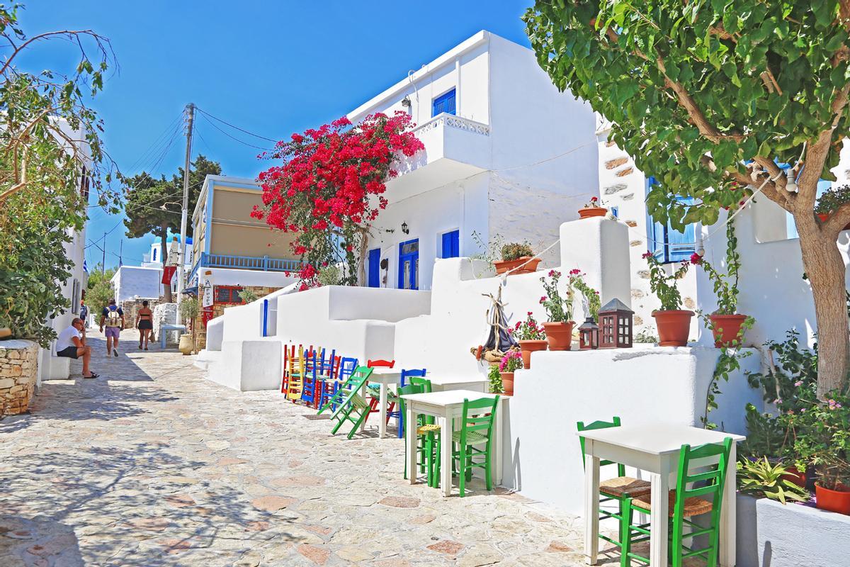 Koufonisia es una pequeña joya secreta de las Cícladas, famosa por sus aguas turquesas, ambiente bohemio y playas vírgenes. Su gastronomía destaca por el marisco fresco y la famosa pasta con langosta (astakomakaronada)