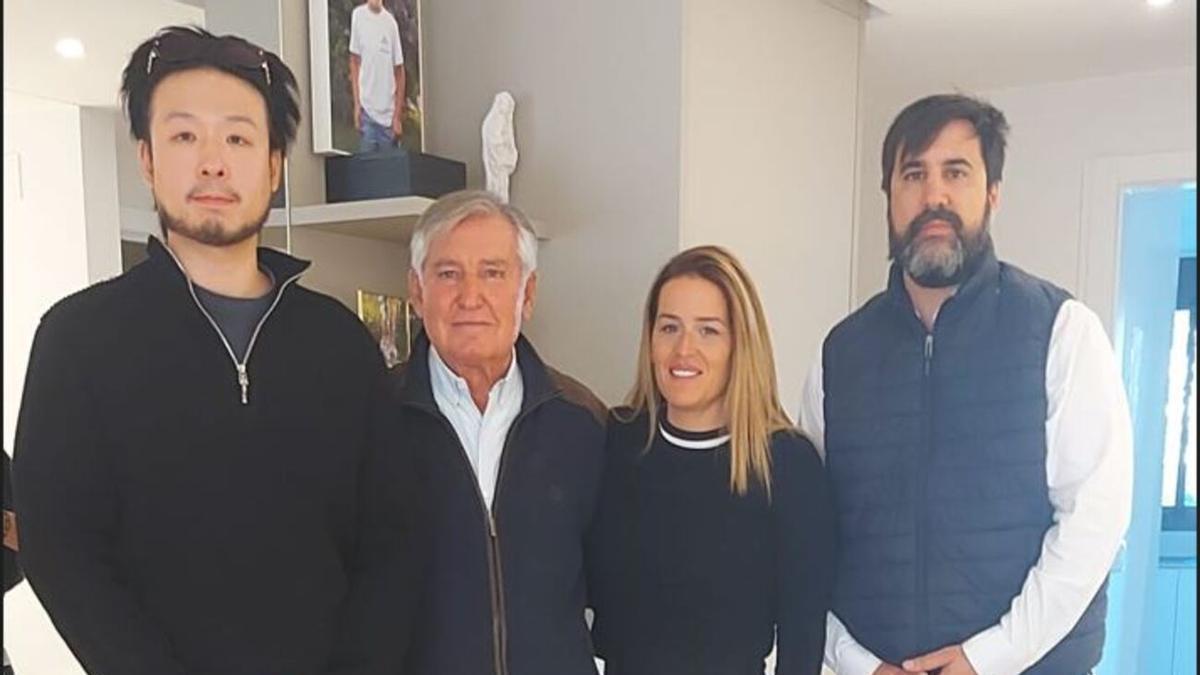 Kiat Lim y Javier Solis junto a la mujer de Fernando, Andrea Ortuño, y su padre, Pedro Martín.