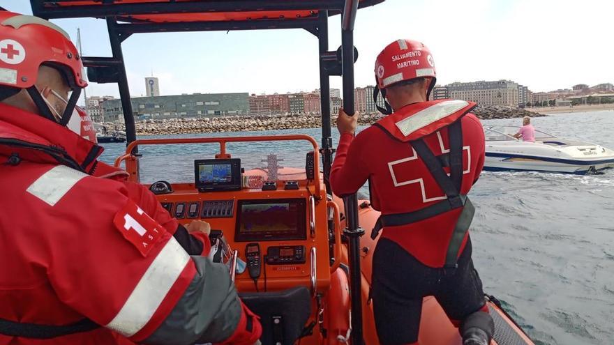 Doble rescate de Cruz Roja a dos embarcaciones en la bahía de Gijón