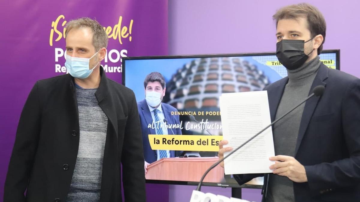 El coordinador autonómico de Podemos, Javier Sánchez Serna, en una rueda de prensa