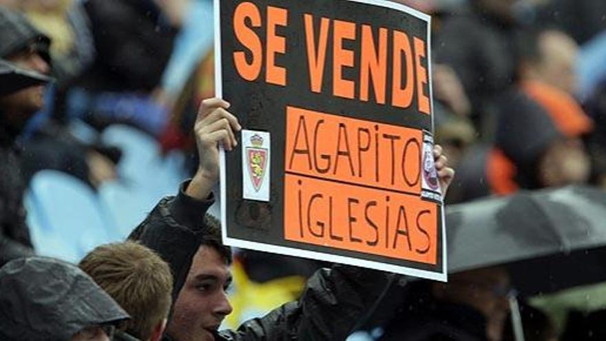 Un aficionado del Zaragoza protesta contra el máximo accionista del club.