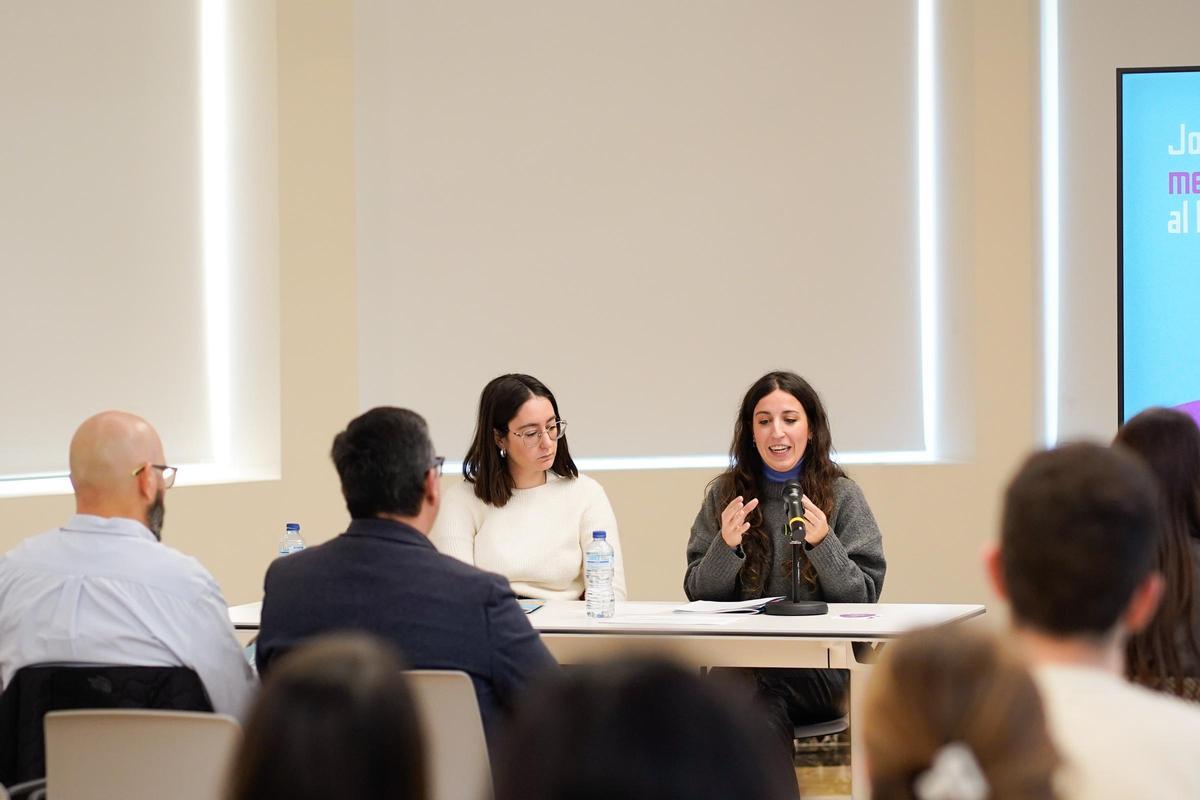 La presidenta del Consell Valencià de la Joventut, Esther Martínez y la vicepresidenta del Consejo de la Juventud de España, Pilar Blasco