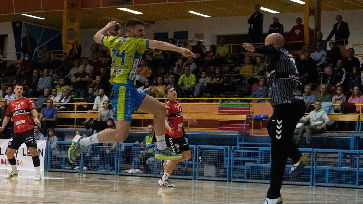 Jaime González faces the goal in a match at the Ángel Nieto. | JLF Jaime González faces the goal in a match at the Ángel Nieto. | JLF