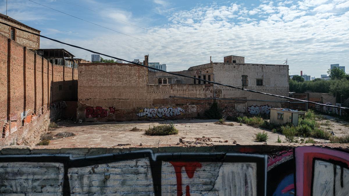 Uno de los solares junto al parque de Glòries que forma parte de los terrenos reparcelados