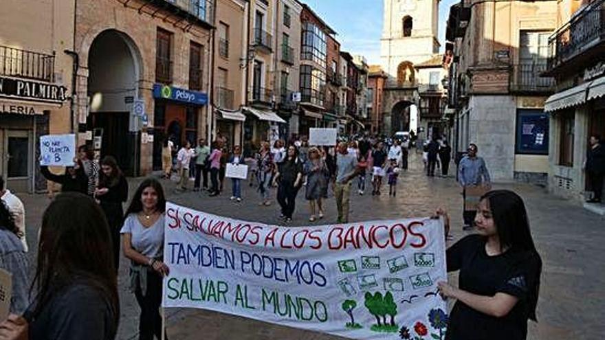 Vecinos se manifiestan en la Puerta del Mercado de Toro para exigir medidas contra el cambio climático.