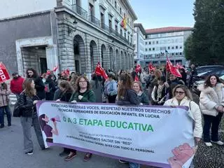 Batucada, pitos y sirenas: así llaman la atención las educadoras de las escuelinas de Asturias sobre sus "precarias" condiciones de trabajo