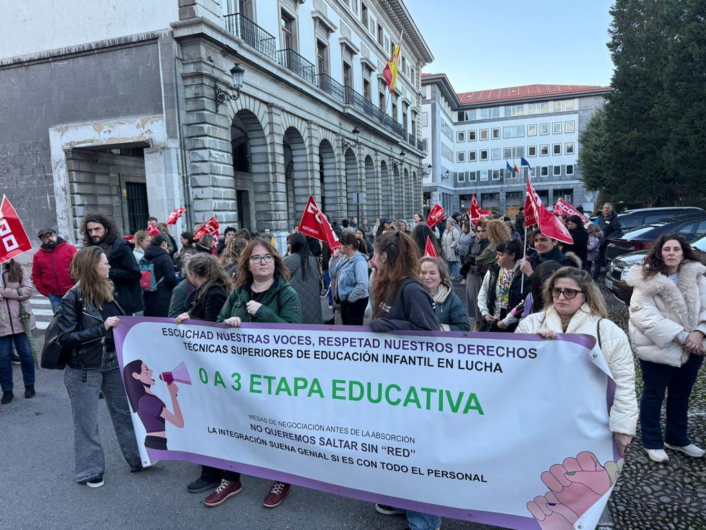 Batucada, pitos y sirenas: así llaman la atención las educadoras de las escuelinas de Asturias sobre sus "precarias" condiciones de trabajo