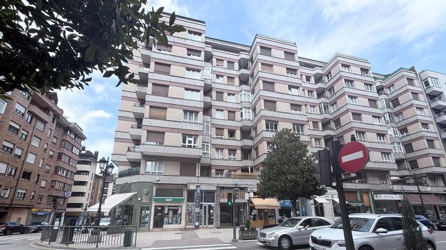 La vecina desalojada por el explosión de hace tres semanas en Oviedo sigue sin saber cuándo volverá a casa: "Estamos preocupadas"