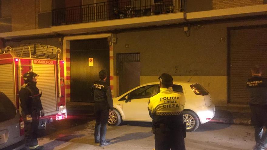 Agentes de seguridad en el lugar del incendio.