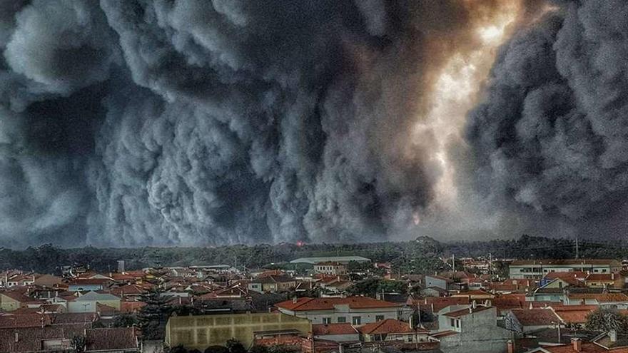 Imagen tomada por el bombero Hélio Madeiras del humo causado por los fuegos ante Vieira de Leiria, cerca de Coimbra. // Hélio Madeiras