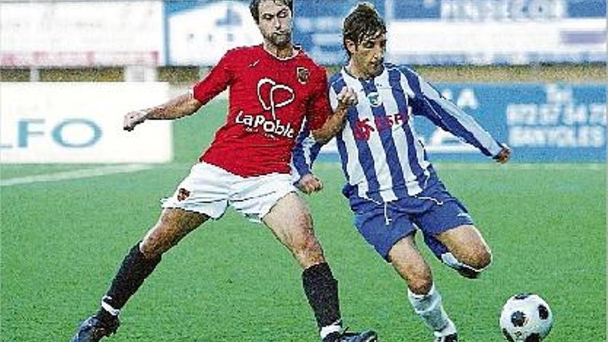 Sergi Raset és empès per un jugador de la Pobla de Mafumet, en una jugada del partit d&#039;ahir al Camp Nou.