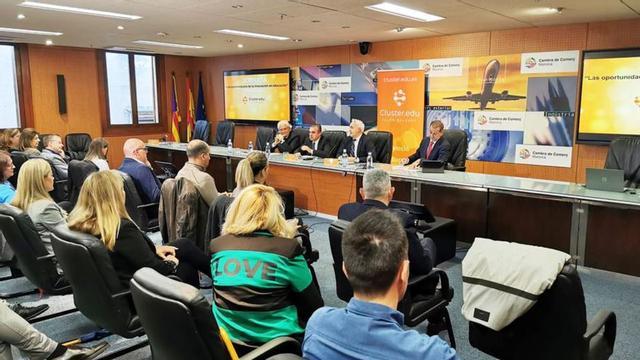 Representantes del clúster educativo y el conseller Vera.